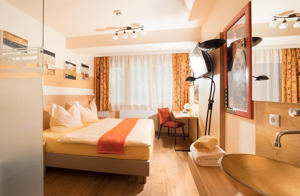 Malerwinkl Restaurant + Kunsthotel Hatzendorf 외부 사진